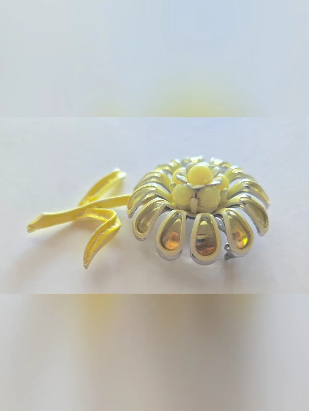 Vintage Mid Century Metal Enamel Flower Brooch Yellow Gold Daisy w/ Stem